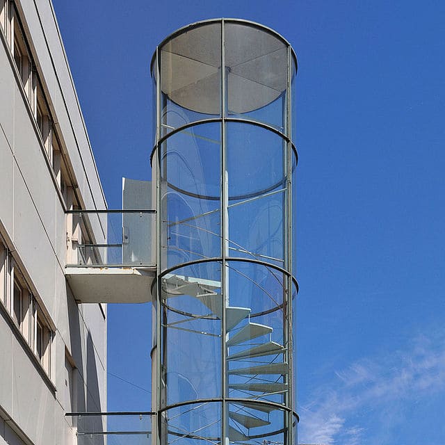 Испытание ограждения лестниц. Arne Jacobsen Architecture. Корму Арне архитектура. Фотографии вертикальные лестницы. Испытание ограждения вертикальной лестницы фото.